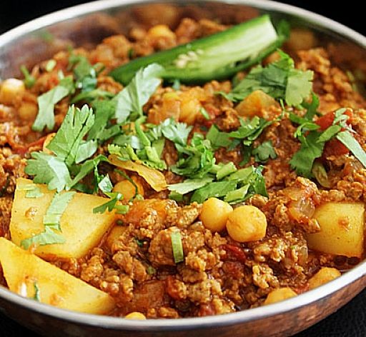 Balti chicken made with chicken mince or finely sliced chicken breast pieces cooks very quickly. It can be prepared in 15-20 minutes