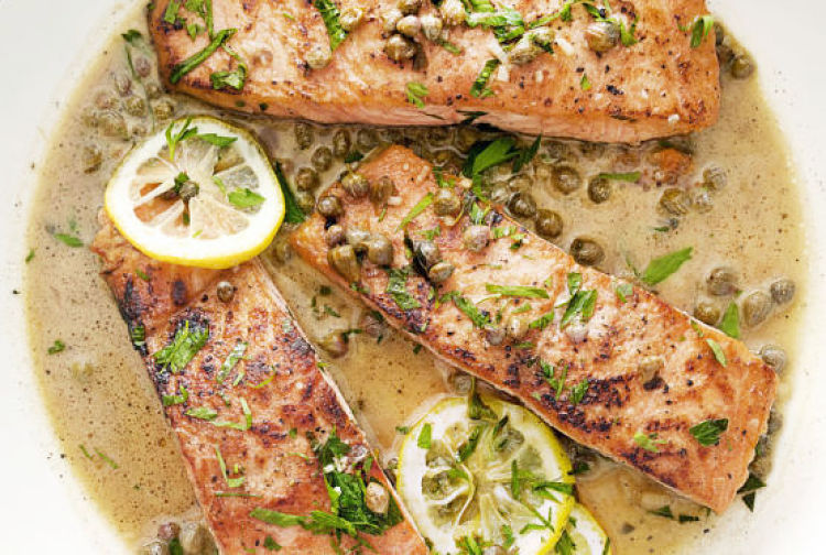 Baked salmon fillets with green peppercorns and a creamy spicy sauce