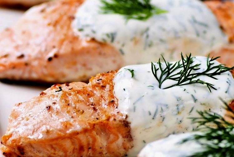 A lovely white sauce with sprigs of fresh herbs is the ideal accompaniment for grilled salmon filets