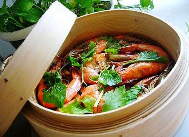 Steaming seafood with vegetables is a quick way to cook a meal