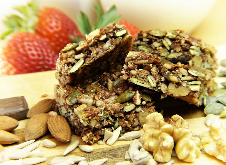 Ganola bars made with natural ingredients such as wholegrain rolled oats, nuts and dried fruit are highly nutritious and much healthier than commercial granola bars