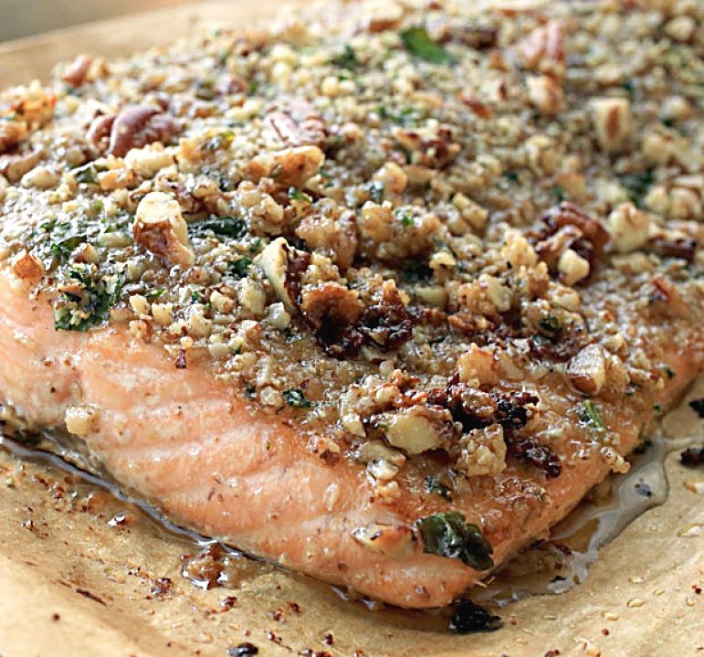 Salmon with honey, mustard and pecan sauce - sweet, sour and crunchy