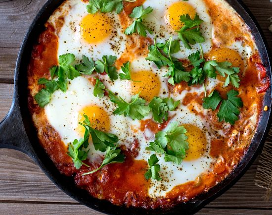Low Carb Breakfast Shakshuka Recipe with Tomatoes, Parsley and Feta