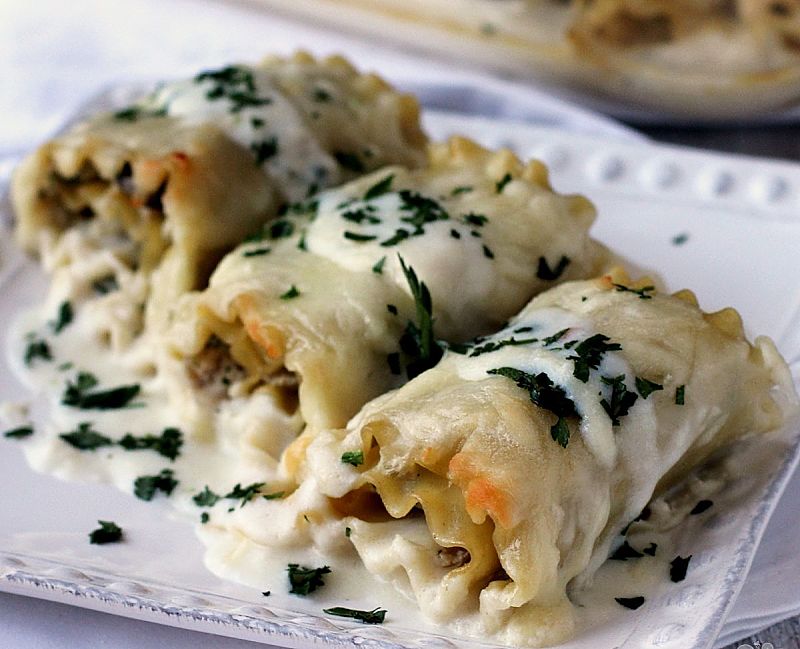 Make spinach and mushroom lasagne roll-ups to make it easier to serve this delightful dish.