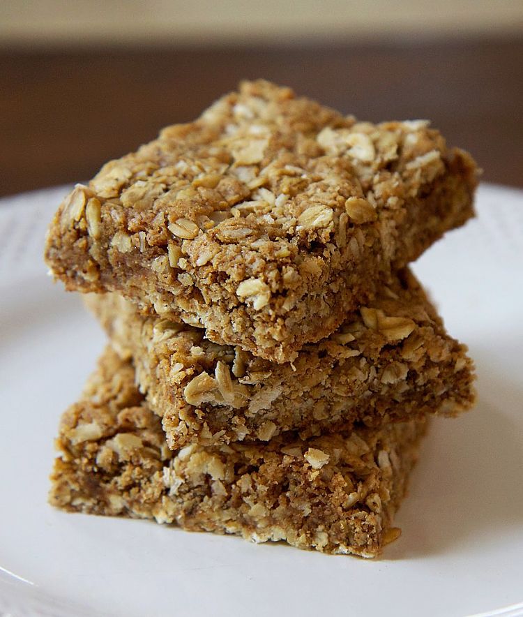 Skip that protein shake, and try one of these homemade ganola bars made with protein powder, fruit nuts and rolled oats
