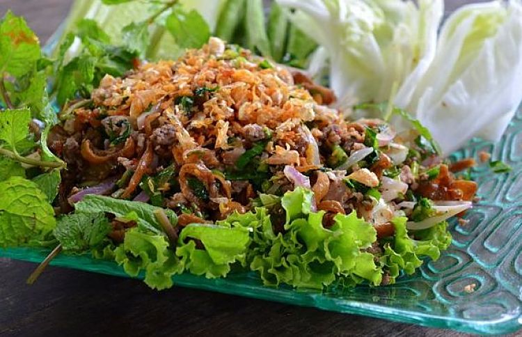 ap mu krop  is a variation on the standard lap, in that it is made with crispy deep-fried pork instead of quickly stir-fried or cooked pork
