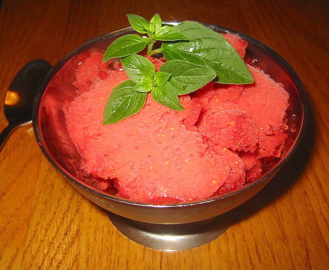 Homemade Strawberry Sorbet - delicious and very easy to make, even without an ice cream maker