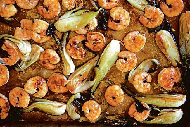 Using a sheet pan you can cook seafood and a variety of vegetables at the same time. This is a quick and easy meal for the whole family. It is also ideal for snacks. 