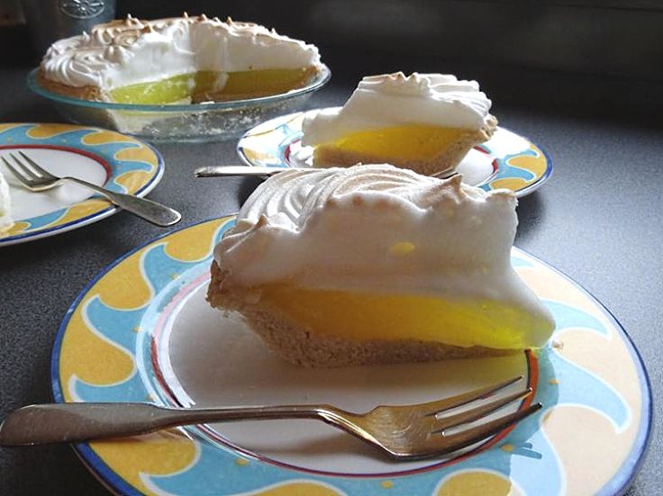 Delicious lemon mweringue pie made with aquafaba- chickpea water