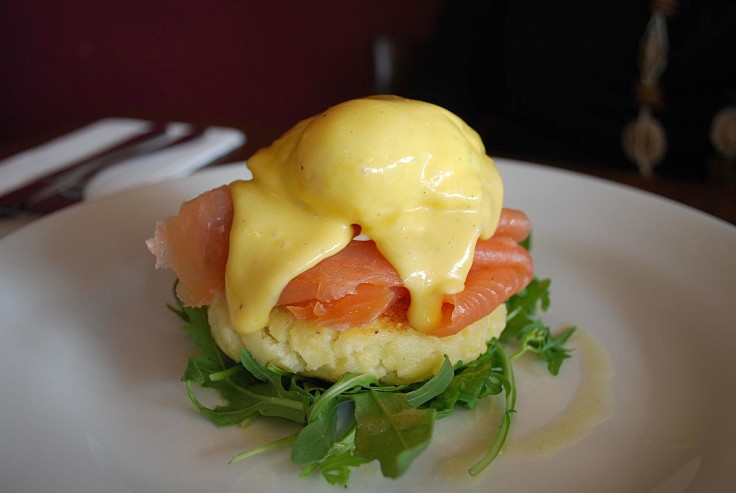 Eggs benedict on potato cake