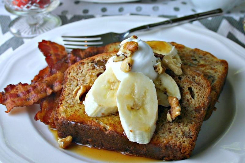 Raisin bread French toast with crispy bacon and fresh fruit