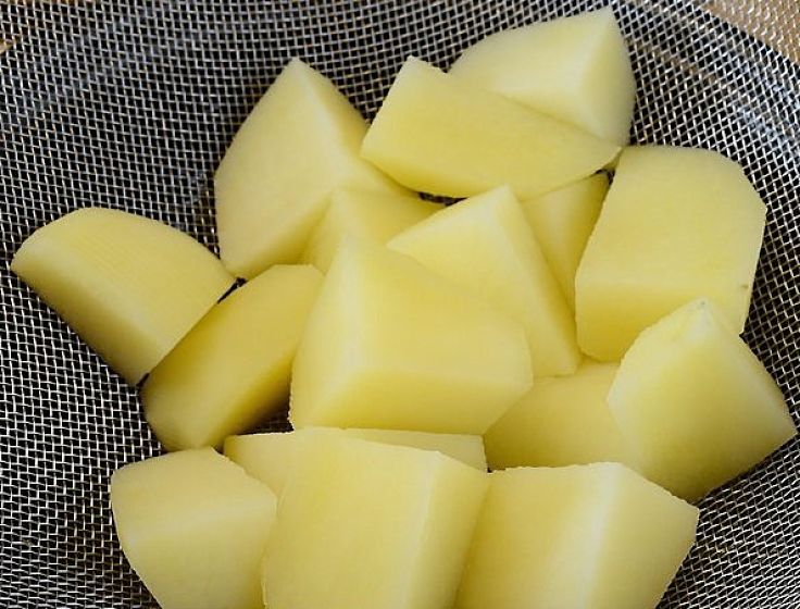 Par-boiled potatoes ready for drying before being roasted. Discover more secrets of roasting potatoes in this article