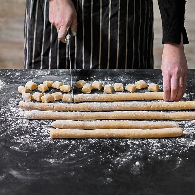 Cutting the dough rolled out into tubes