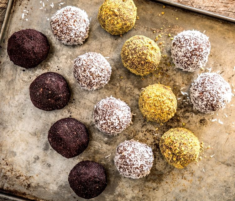 You can easily make a variety of protein ball by adding different coatings