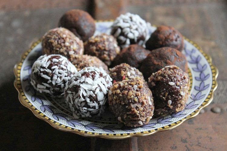 Protein balls make a great snack and help to avoid the temptation of junk food and high calorie carbohydrate snacks.