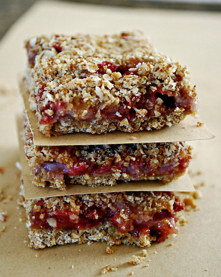 Strawberry Breakfast Granola bars - see the recipe for homemade healthy granola bars here