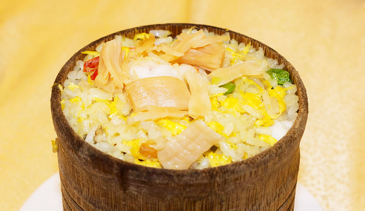 Seafood is ideal with special fried rice, with delicate tastes and soft textures that pair well with the rice. 